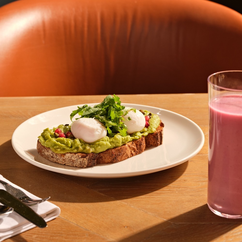 Savourez un copieux et somptueux petit-d&eacute;jeuner anglais digne de la royaut&eacute; au Sofitel London St James. Ce chef-d'&oelig;uvre culinaire exquis est un v&eacute;ritable festin pour les sens, mettant en valeur les meilleurs ingr&eacute;dients britanniques et une pr&eacute;sentation impeccable.